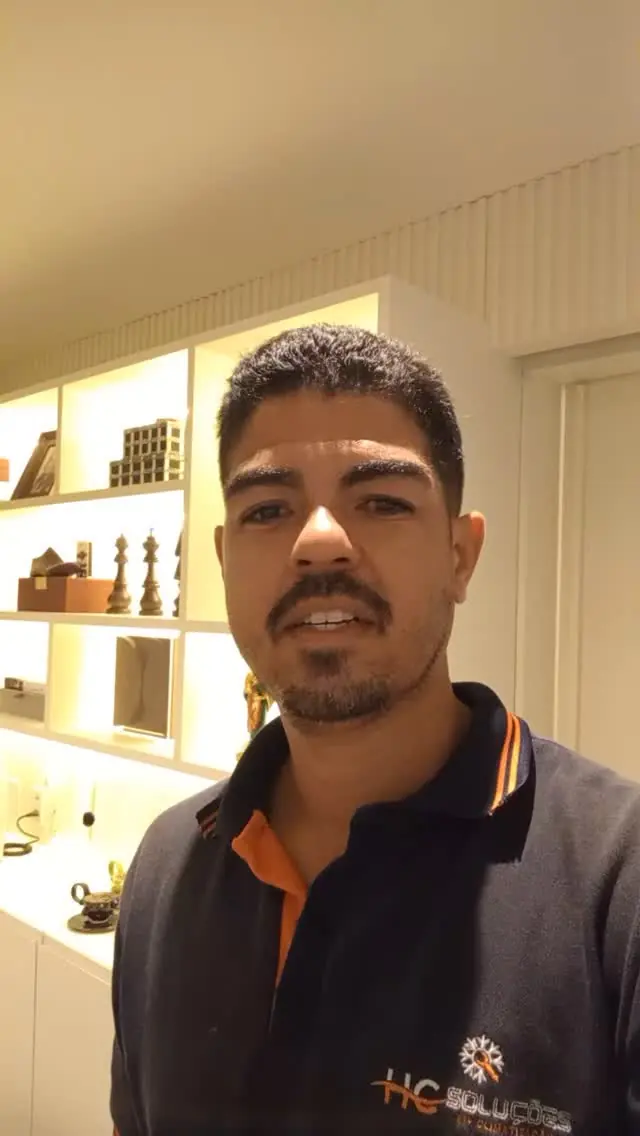 Técnico da HC Soluções de uniforme